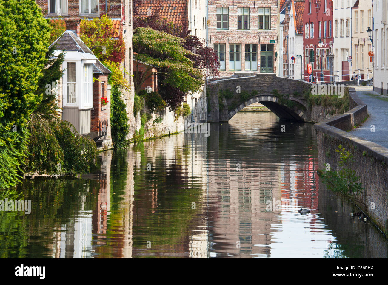 Frühherbst entlang den Gouden Handrei Kanal und die Brücke in Bruges,(Brugge), Belgien Stockfoto