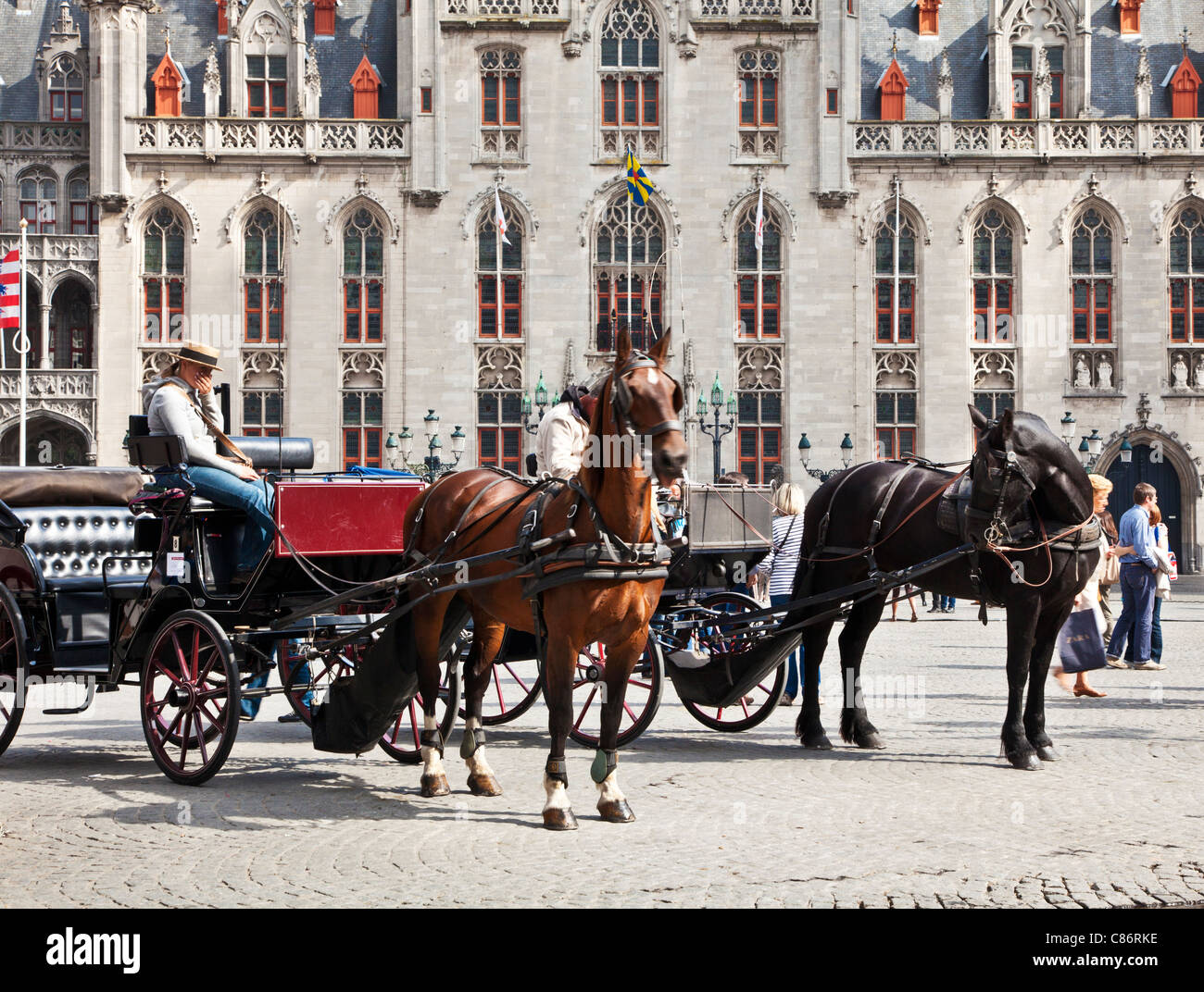 Touristischen Pferd und Kutsche vor dem Landesgericht, Provincaal Hof in Grote Markt oder Marktplatz, Brügge (Brugge), Belgien Stockfoto