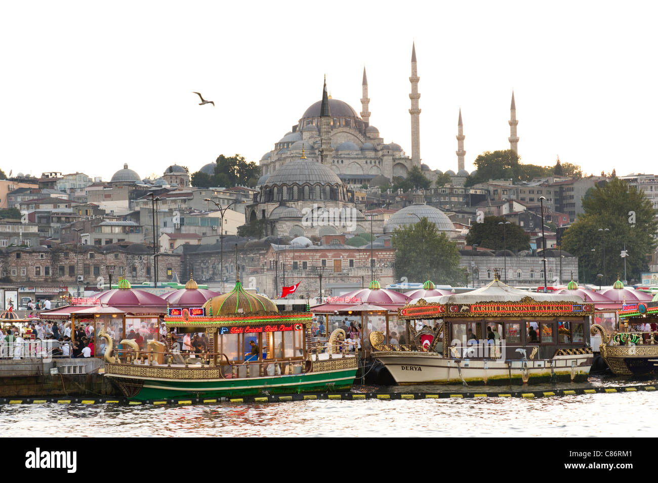 Uferpromenade in Eminönü mit Rustem Pasha Moschee auf die Skyline, Istanbul, Türkei Stockfoto