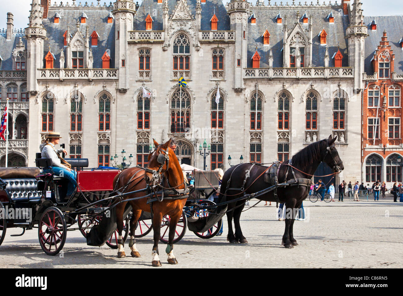Touristischen Pferd und Kutsche vor dem Landesgericht, Provincaal Hof in Grote Markt oder Marktplatz, Brügge (Brugge), Belgien Stockfoto