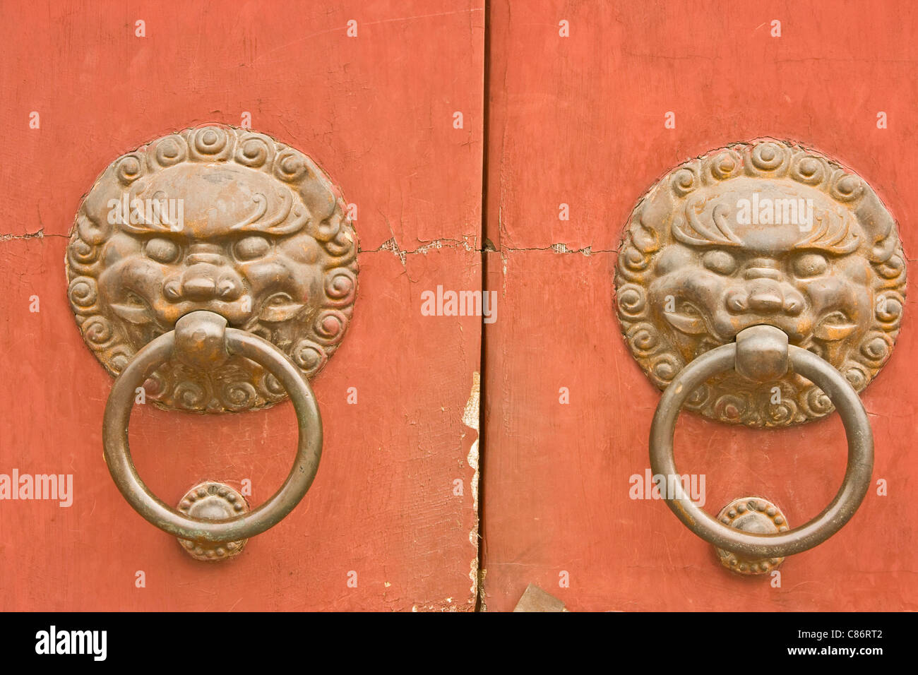 Paar Drachen den Kopf Türklopfer auf peeling Türen in Longhua Tempel Shanghai China Asien Stockfoto