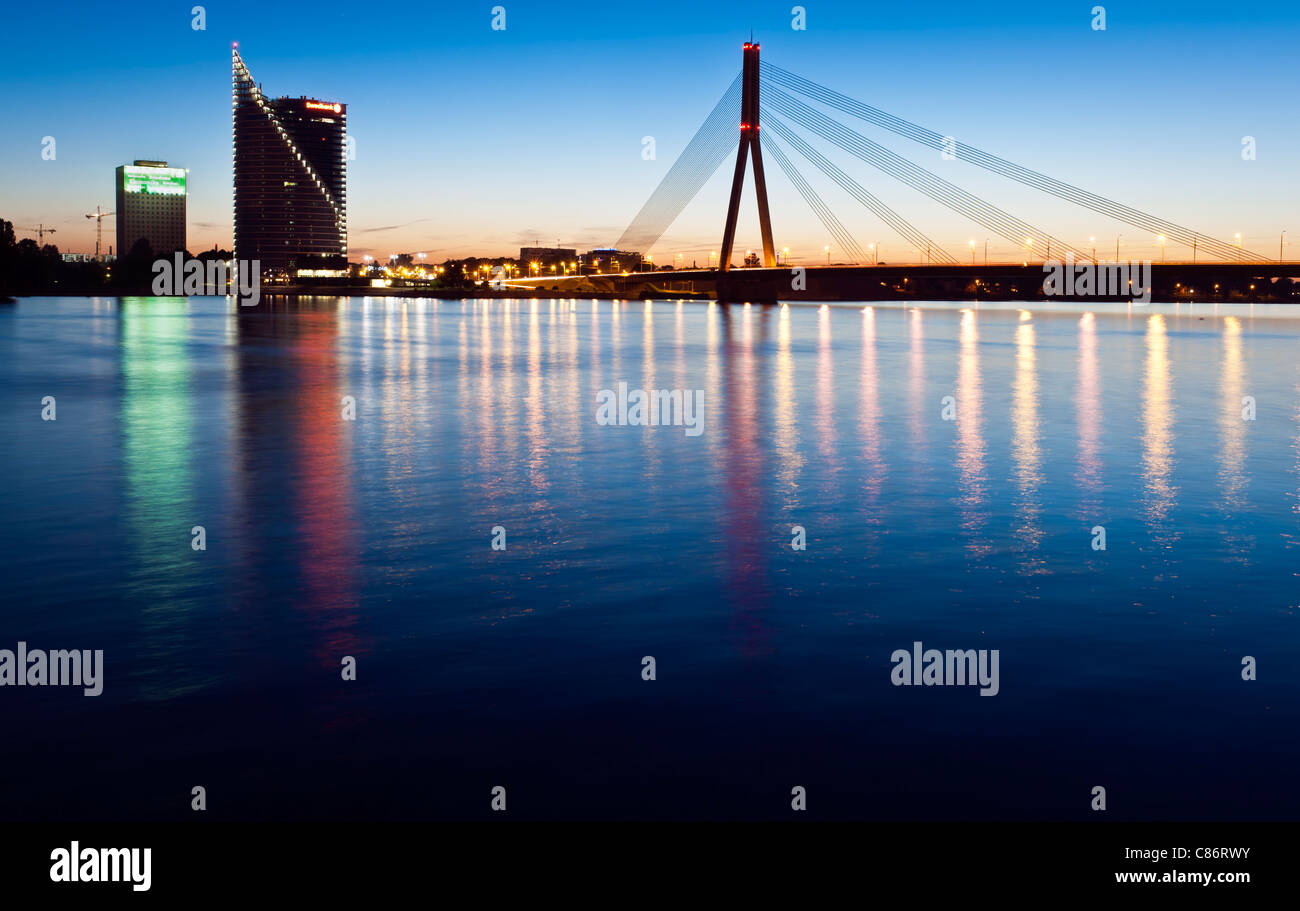 Riga. Vansu Brücke über den Fluss Daugava. Stockfoto