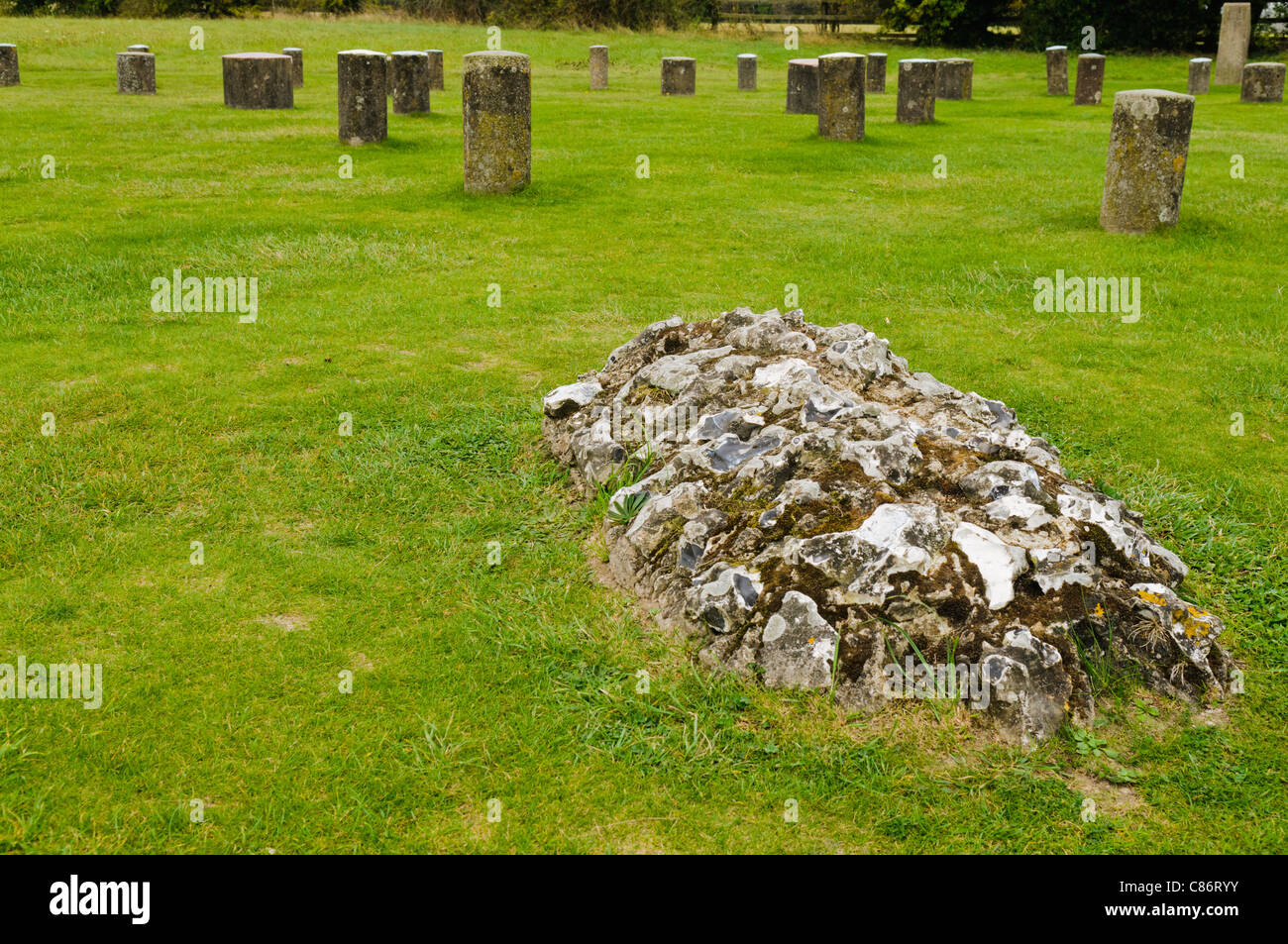 Woodhenge, Wiltshire. Die Reste einer hölzernen Struktur neben Stonehenge Stockfoto