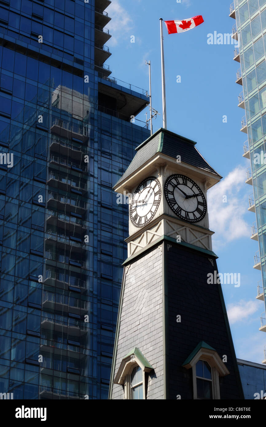 Yorkville Uhrturm mit vier Jahreszeiten Privathäuser Stockfoto