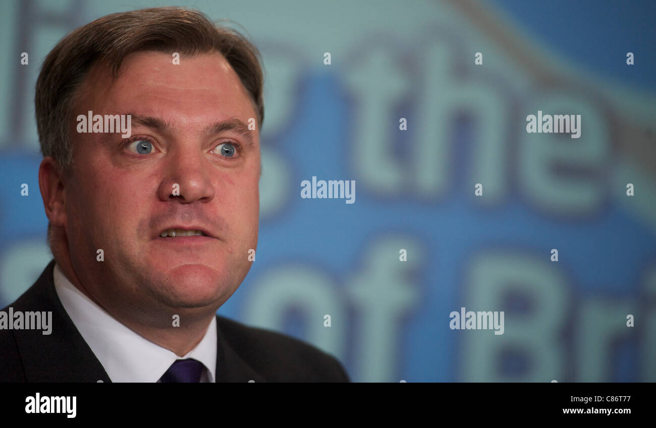 LONDON, Vereinigtes Königreich-13 Oktober: Pic zeigt Führer der Labour Partei, Ed Miliband und Schatten Kanzler Ed Balls sprechen auf einer Pressekonferenz am Arbeitsmarkt Sitz am 13. Oktober 2011 in London, England Stockfoto