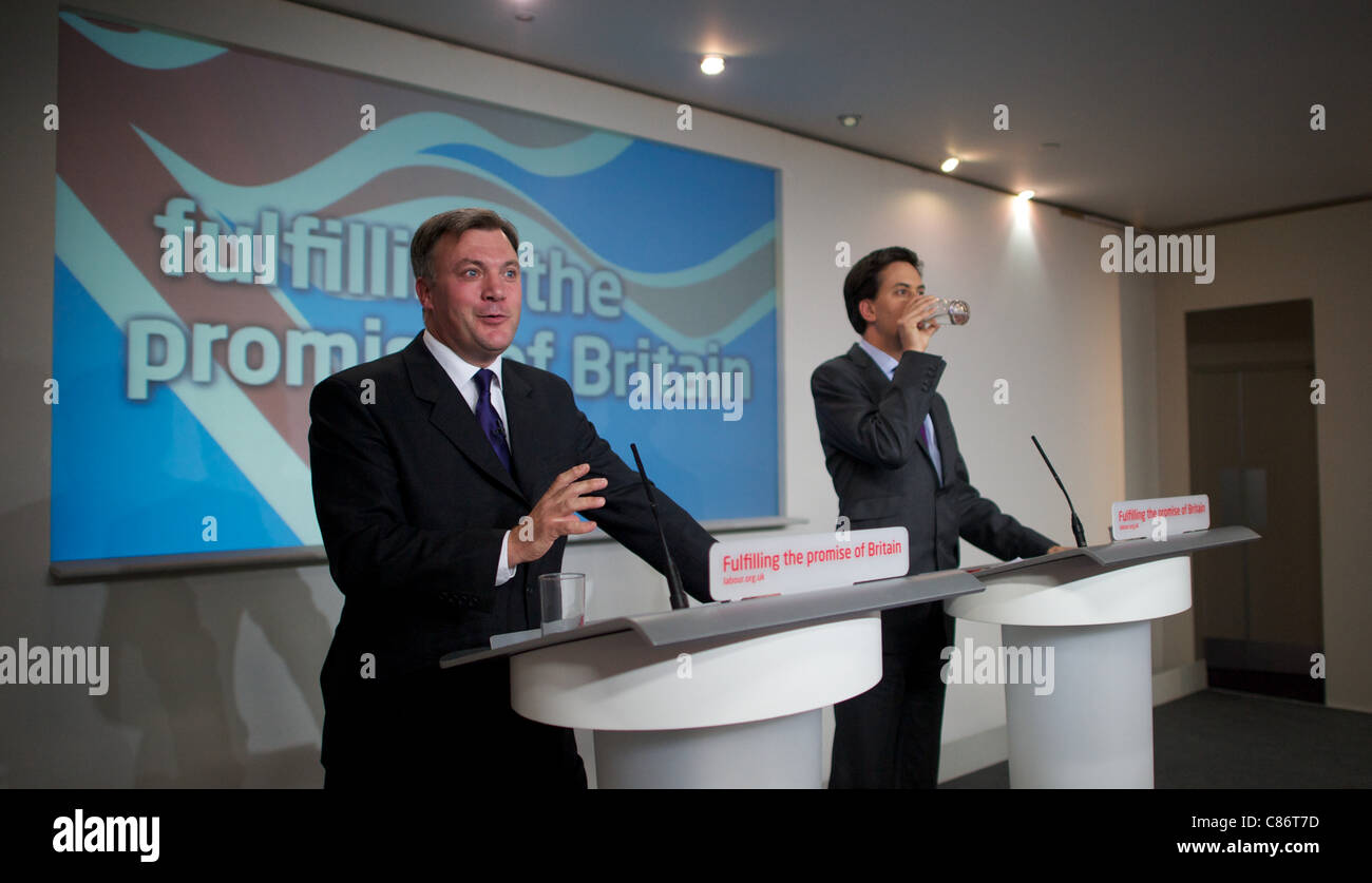 LONDON, Vereinigtes Königreich-13 Oktober: Pic zeigt Führer der Labour Partei, Ed Miliband und Schatten Kanzler Ed Balls sprechen auf einer Pressekonferenz am Arbeitsmarkt Sitz am 13. Oktober 2011 in London, England Stockfoto