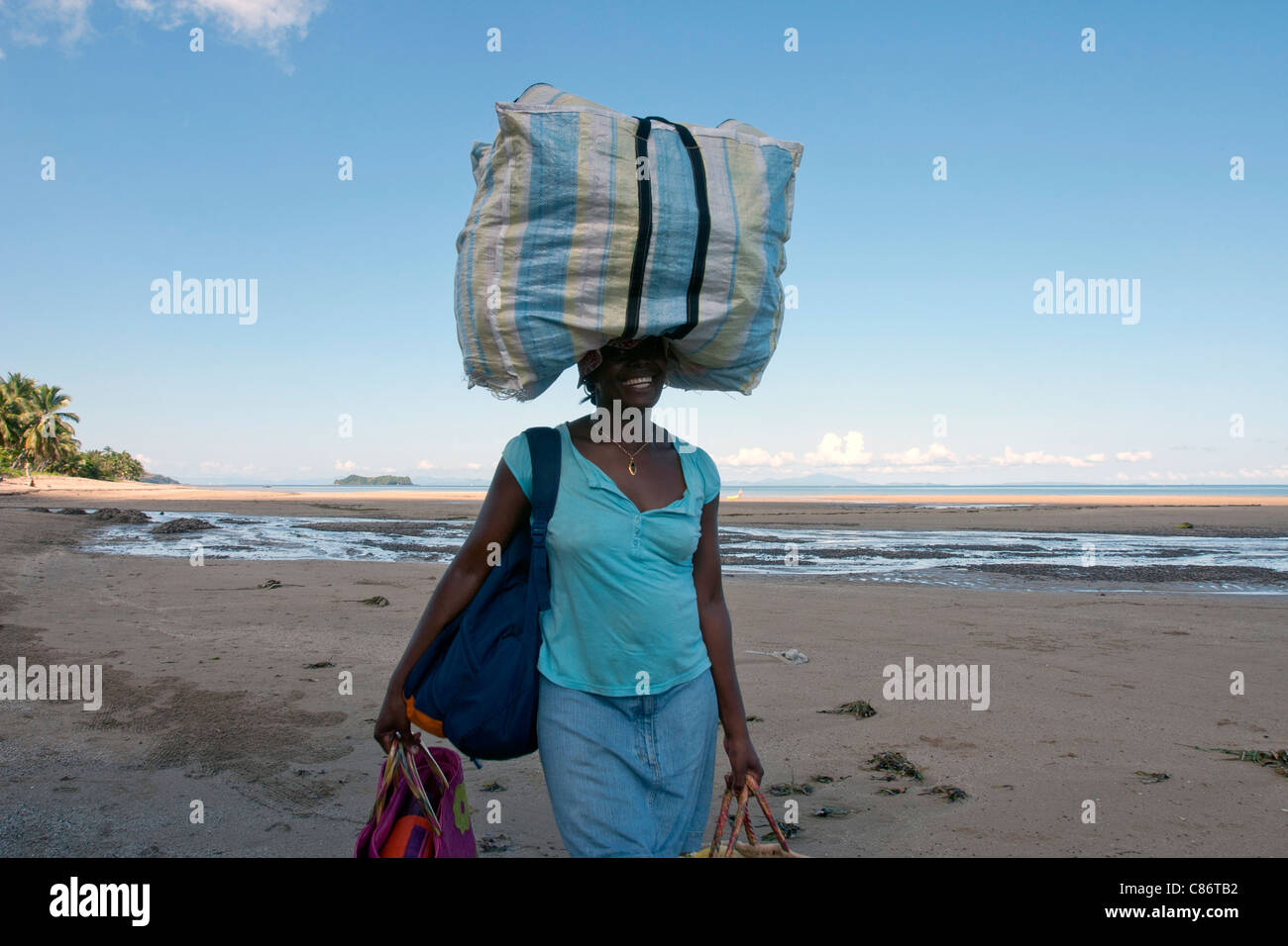 Madagaskar-Frau zu Fuß in Nosy Be Strand, Afrika Stockfoto