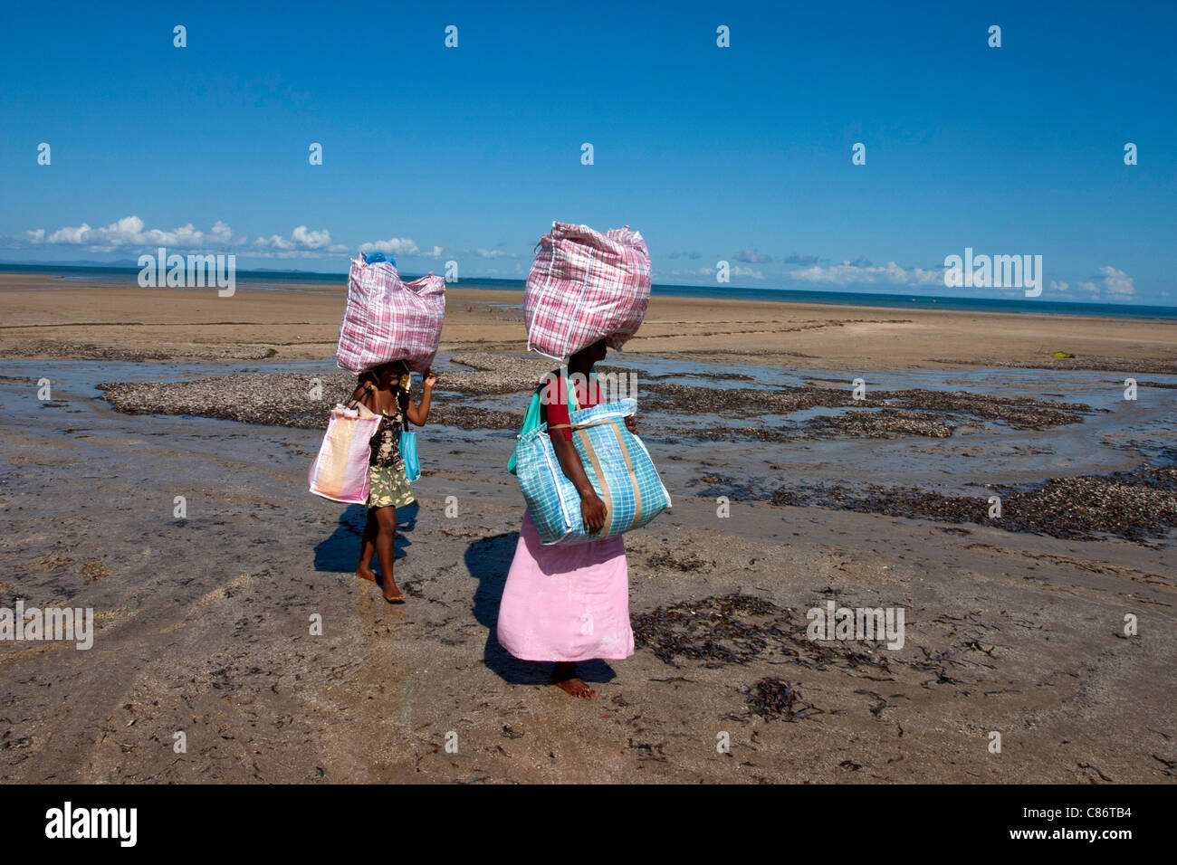 Nosy Be Madagaskar Frauen gehen Strand, Afrika Stockfoto