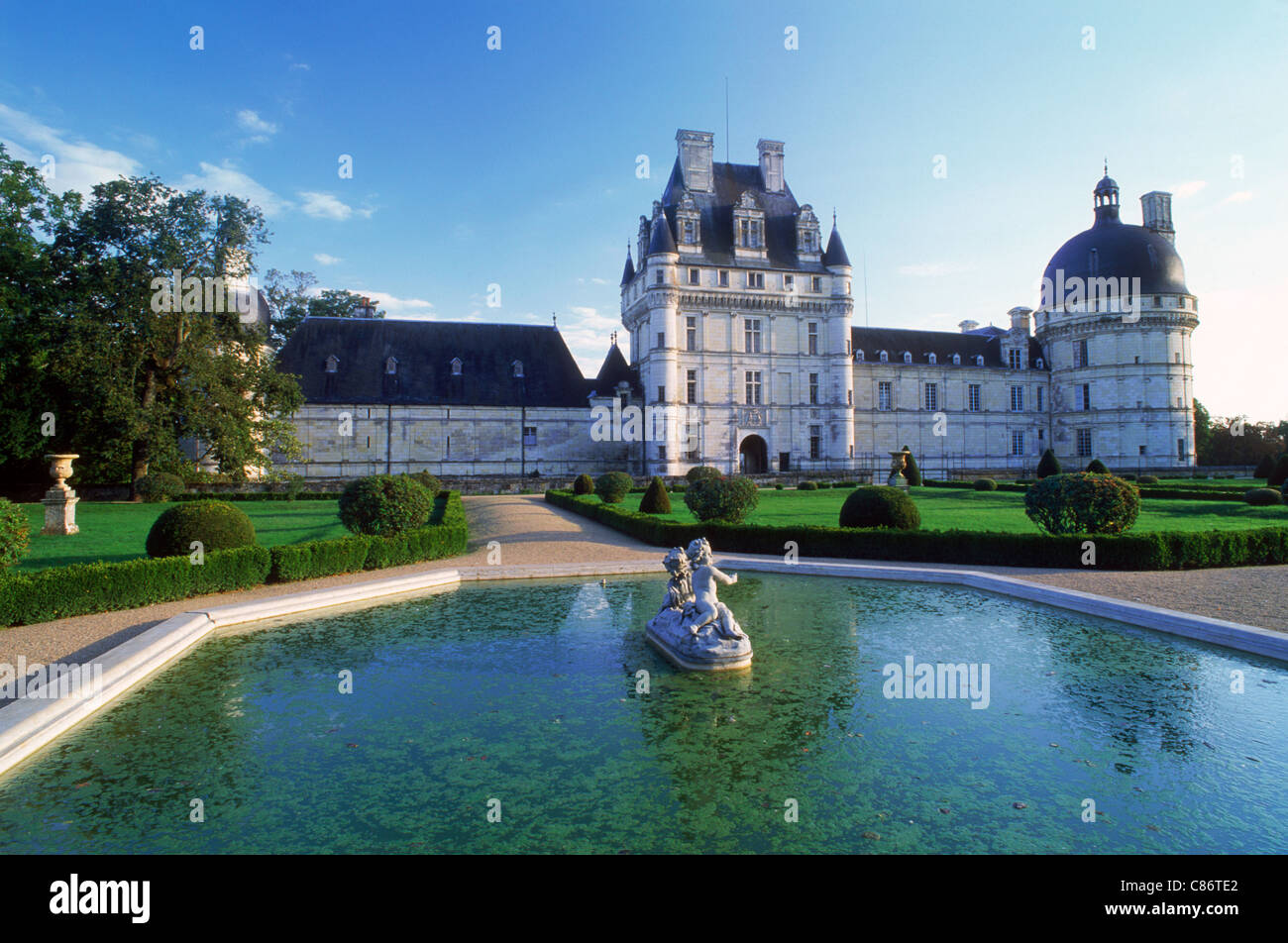 Renaissance Chateau de Valencay mit Teich und Statue im Loire Tal von Frankreich Stockfoto