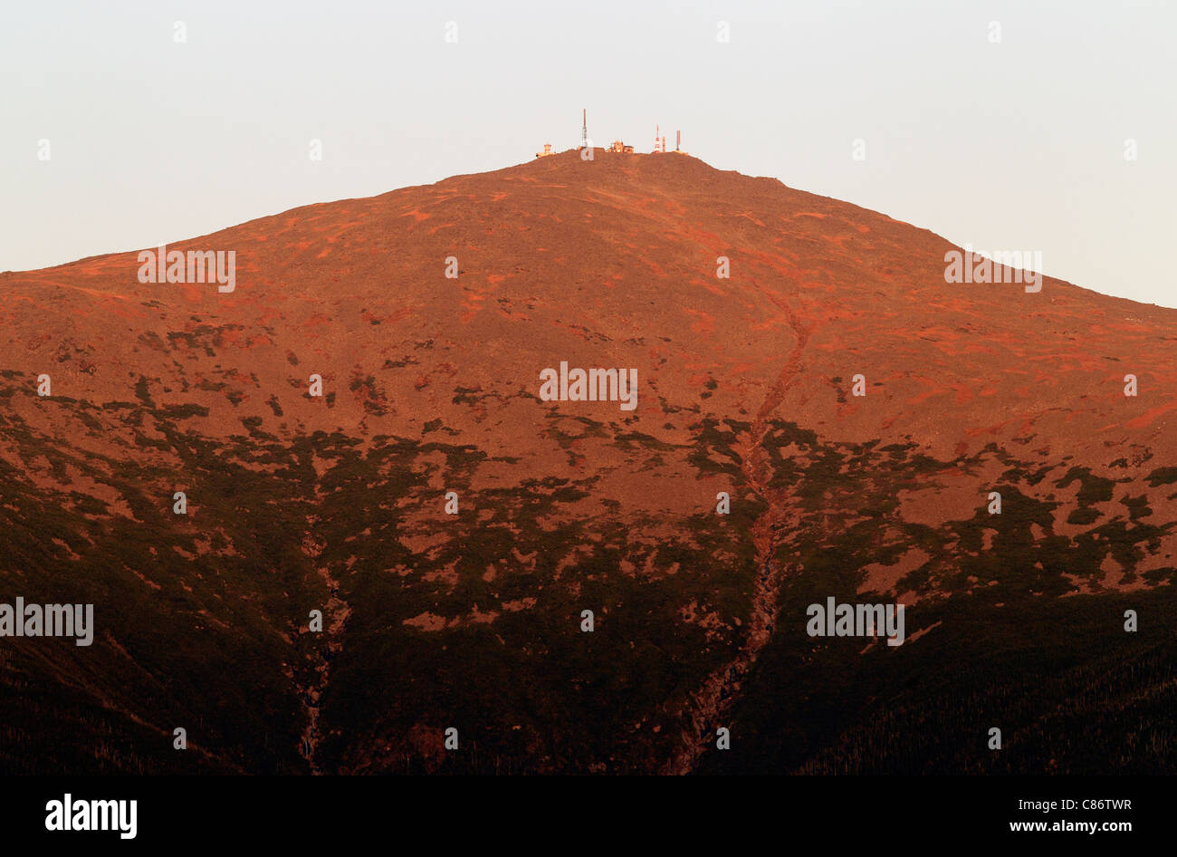 Der Gipfel des Mt Washington leuchtet rot bei Sonnenuntergang in den White Mountains, New Hampshire, USA Stockfoto