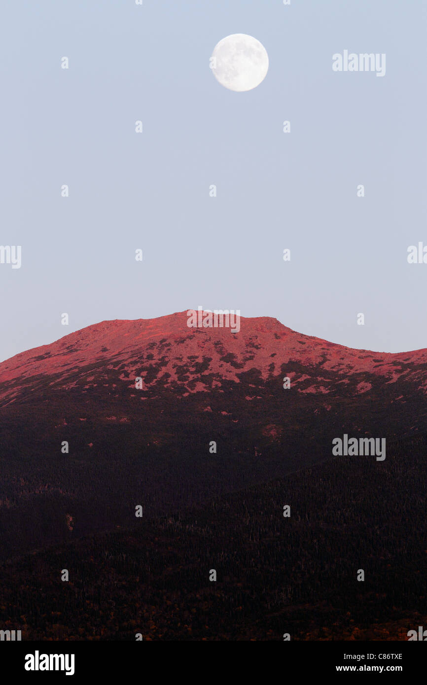 Der Mond aufgeht über Mt Monroe in den White Mountains Presidential Range, New Hampshire, USA Stockfoto