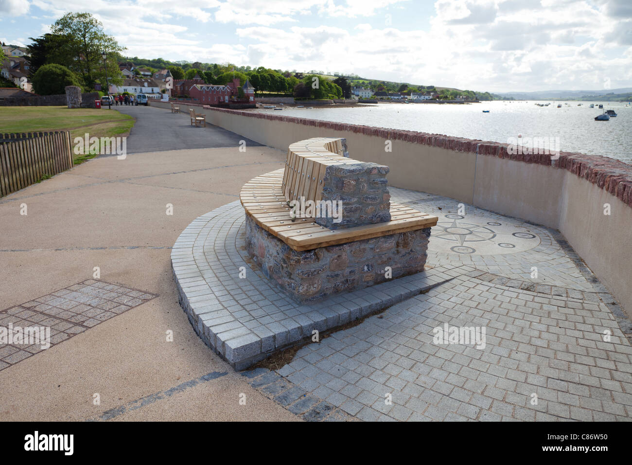 Feature-Bank am Shaldon (Devon) direkt am Meer. Als Teil des Shaldon Flut Defence Systems gebaut. Stockfoto