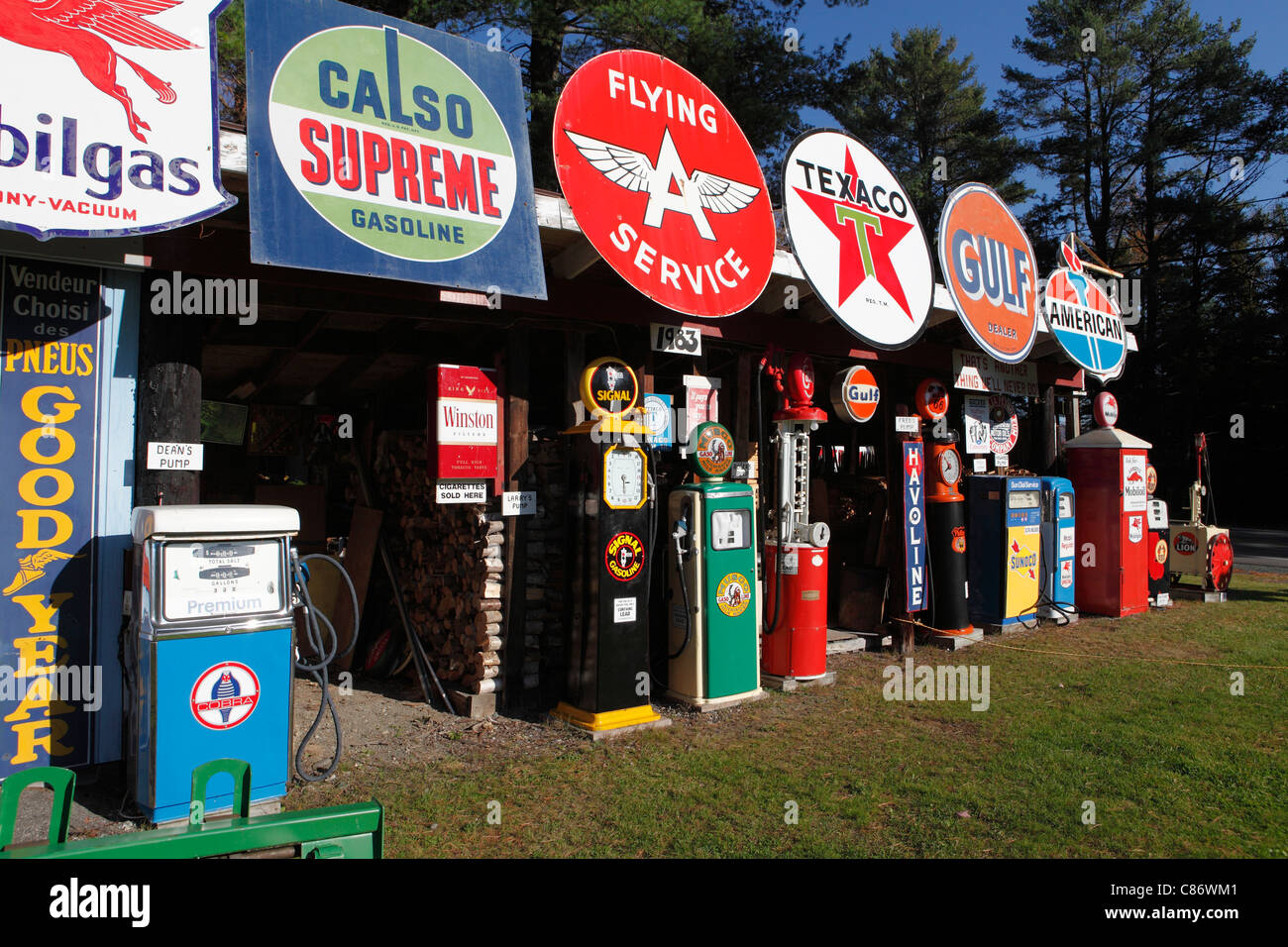 Classic Tankstelle Zeichen, Logos und Pumpen auf dem Display von einem Sammler in New Hampshire Stockfoto