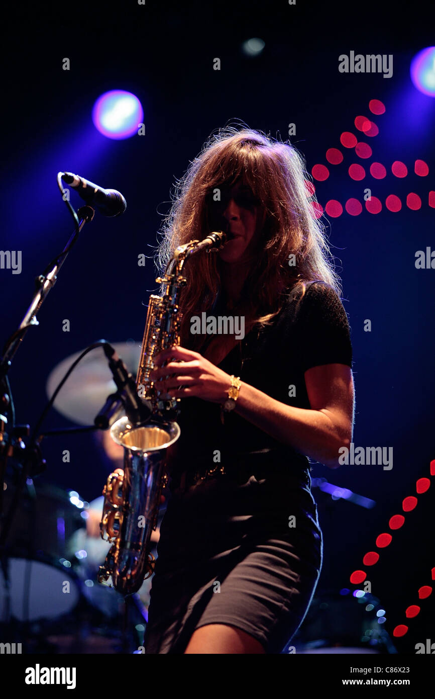 BELFAST, Vereinigtes Königreich - 15 AUGUST: Abi Harding führt mit The Zutons am Tag 3 Belsonic, Custom House Square, Belfast, Vereinigtes Königreich Stockfoto