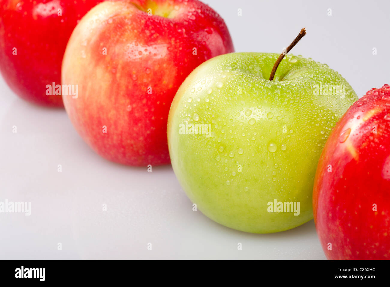 Nasser Äpfel auf weißem Hintergrund Stockfoto