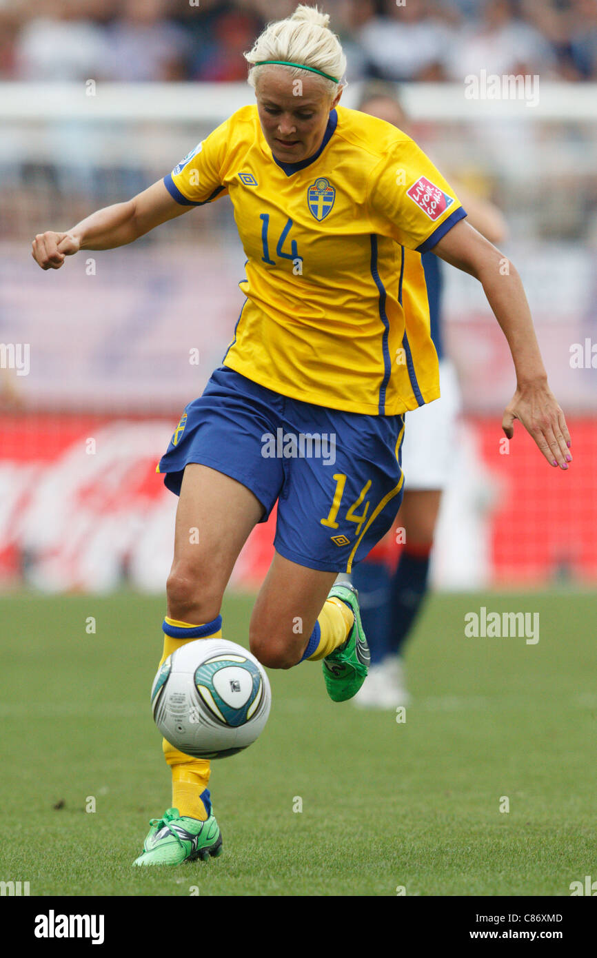 Josefine Oqvist von Schweden treibt den Ball während der 2011 FIFA Frauen WM Dritter match gegen Frankreich. Stockfoto