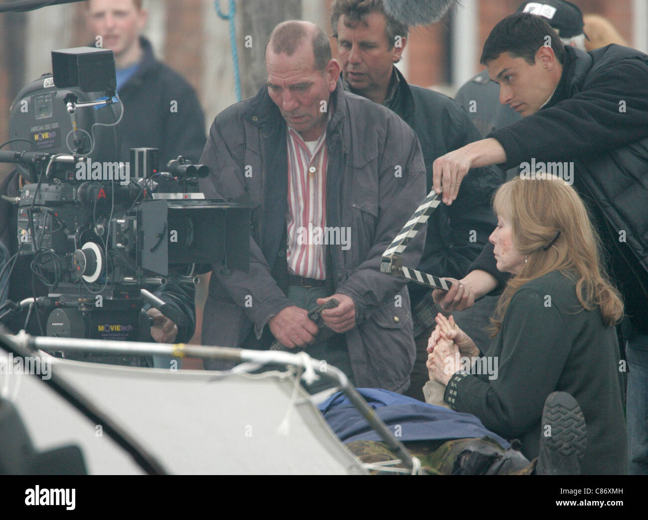 Pete Postlethwaite und Shirley MacLaine während der Dreharbeiten vor Ort für Sir Richard Attenborough neuester Film "Schließen den Ring" in Belfast, Nordirland. Stockfoto