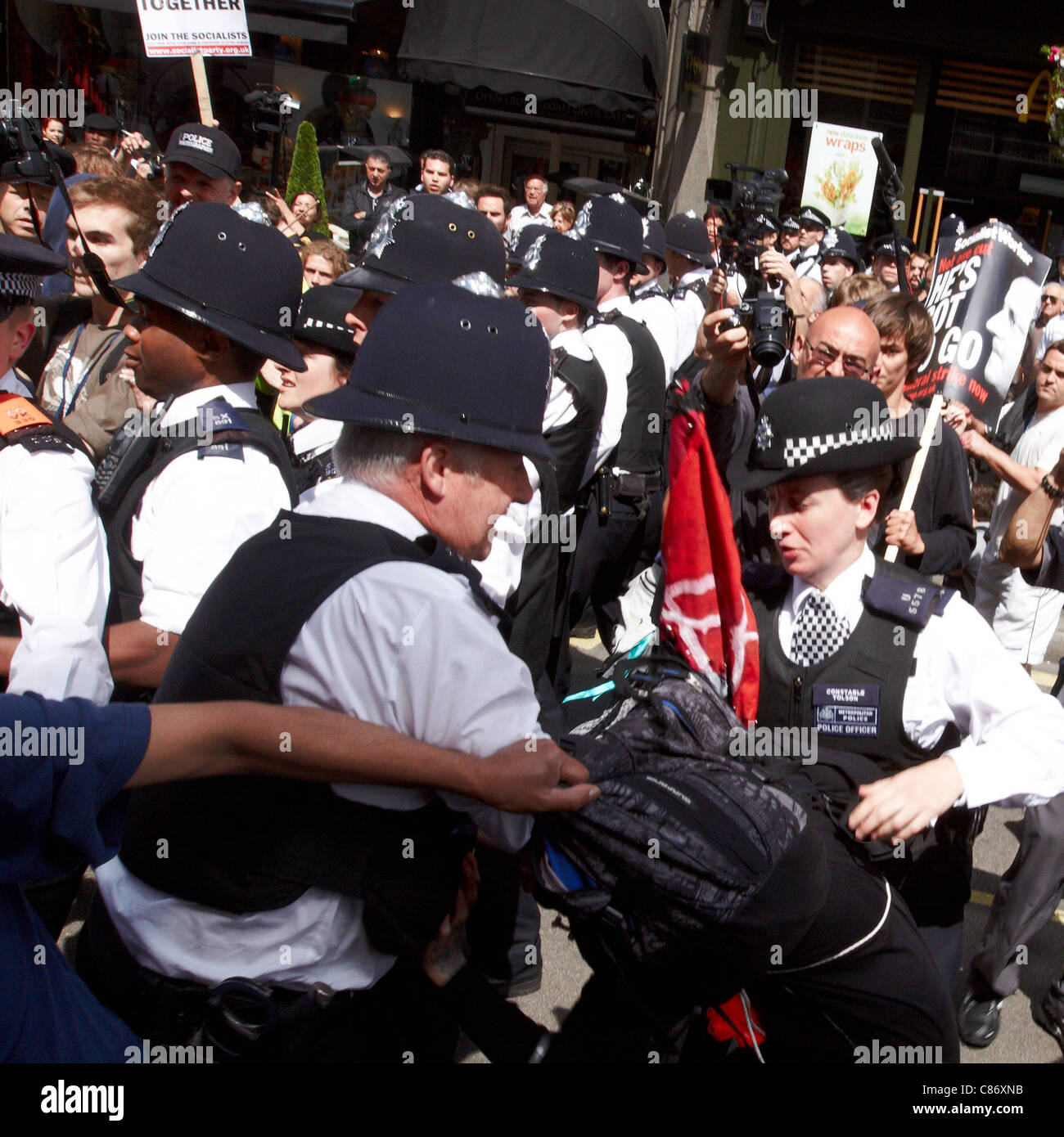 Polizei Wasserkocher eine kleine Gruppe, einige maskiert auf Whitehall nach einer friedlichen J30 union Marsch und machen eine Reihe von Verhaftungen Stockfoto