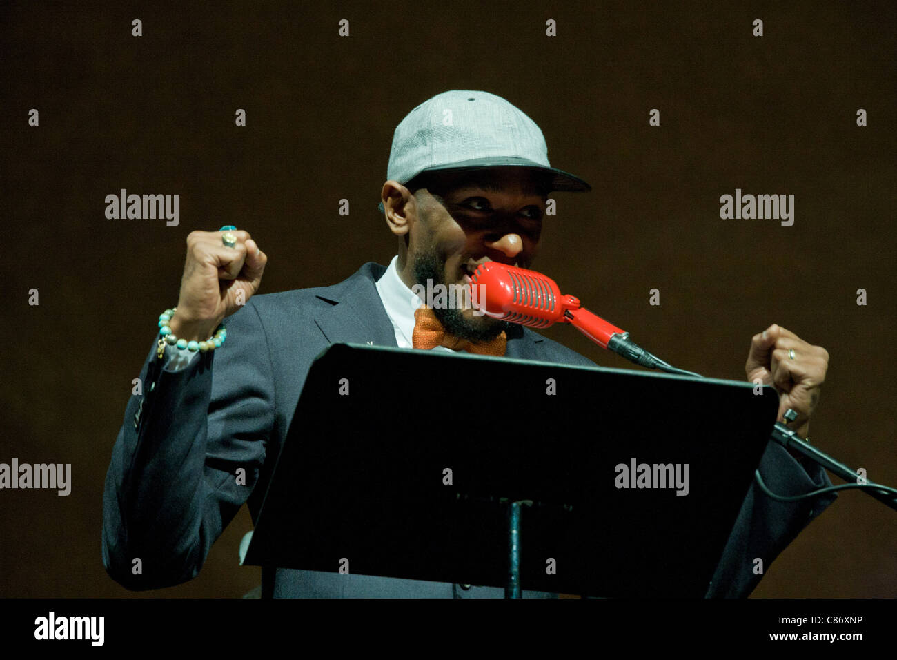 Yasiin Bey führt aka Mos Def Auswahlen aus der ekstatischen arrangiert von Derek Bermel mit Brooklyn Philharmonic Stockfoto