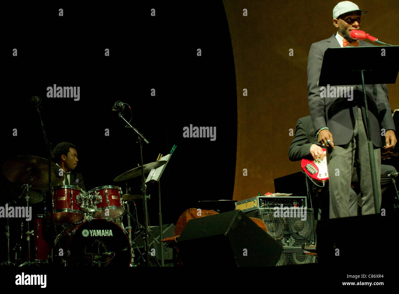 Yasiin Bey führt aka Mos Def Auswahlen aus der ekstatischen arrangiert von Derek Bermel mit Brooklyn Philharmonic Stockfoto