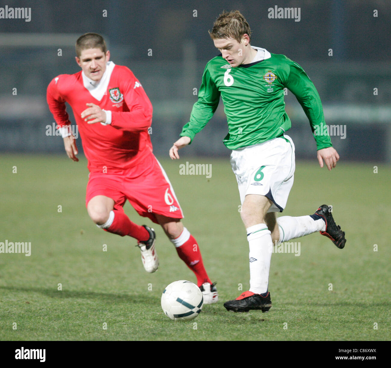 Northern Ireland Steve Davis (grün 6) wird von Wales Carl Robinson (Red 6) gejagt. Nordirland und Wales zog 0-0 in diesem freundlichen. Nordirland V Wales internationale freundlich, Windsor Park, Belfast, 6. Februar 2007 Stockfoto