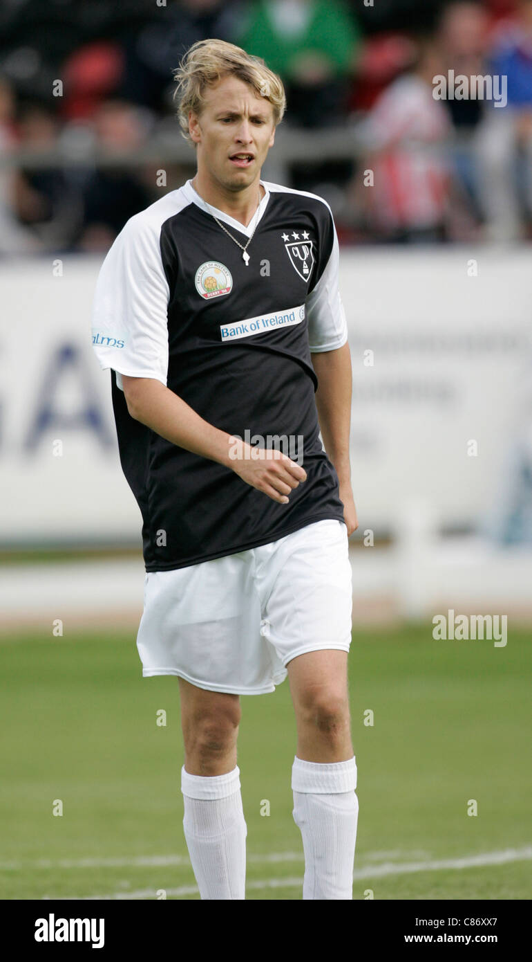 Rick Parfitt Jnr auf das Spiel der Geschichte Charity Fußball passen in das Brandywell Stadium Derry Londonderry Nordirland 3. September 2006 Stockfoto