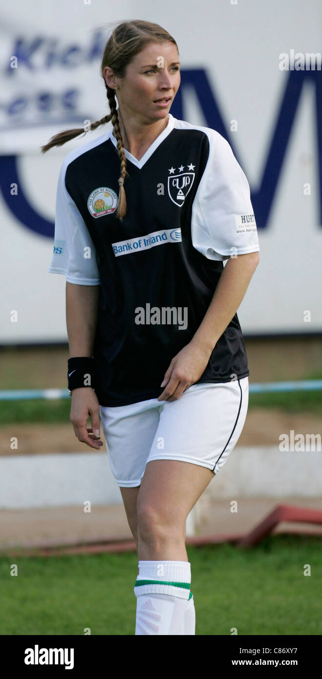 Lisa Nash auf das Spiel der Geschichte Charity Fußball passen in das Brandywell Stadium Derry Londonderry Nordirland 3. September 2006 Stockfoto