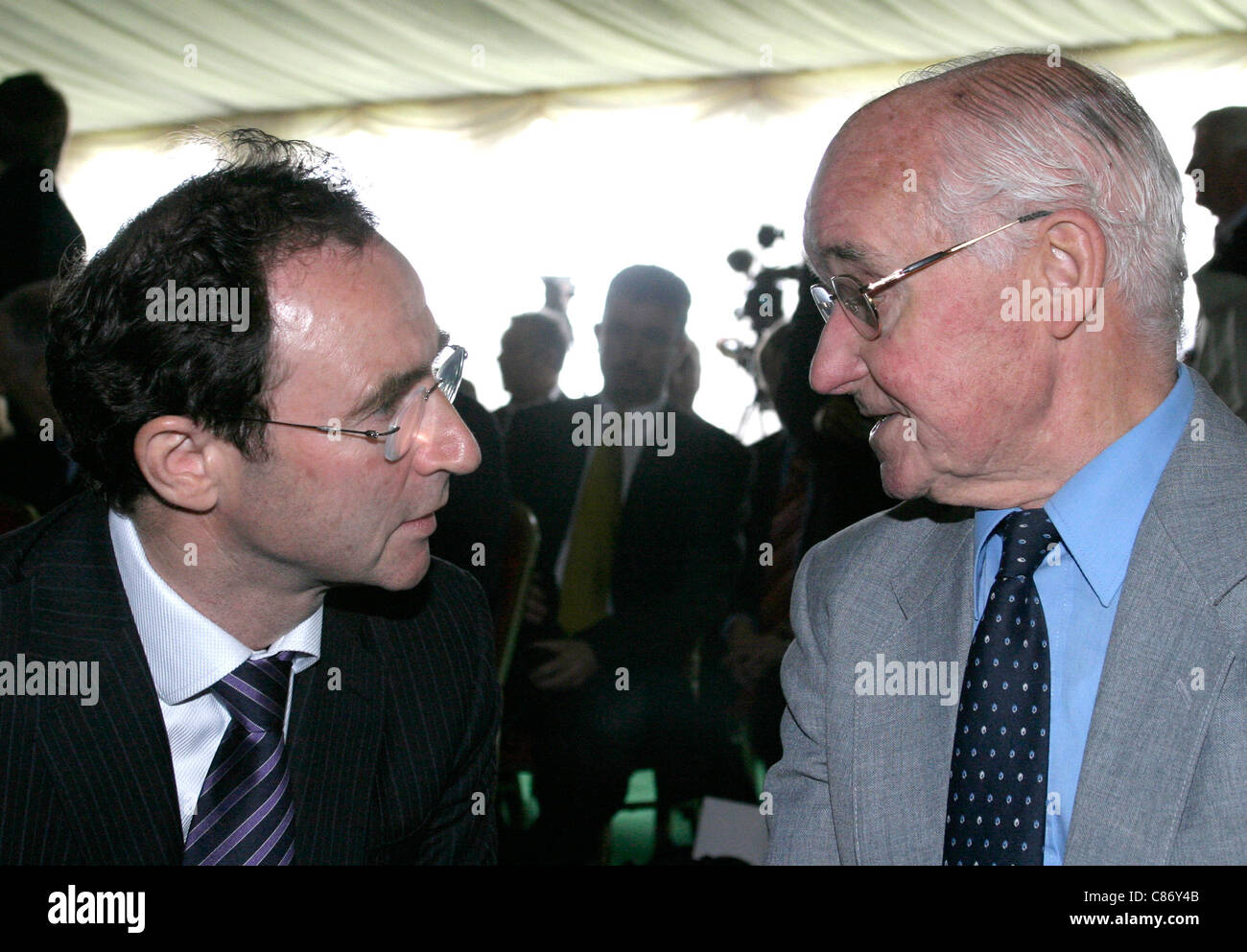 Martin O'Neill spricht mit besten Dickie (George Bests Vater) Flughafen George Best umbenennen Zeremonie, Belfast City Airport, Belfast, Nordirland. Stockfoto