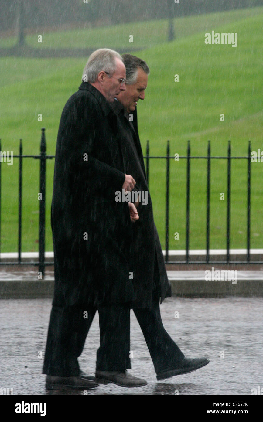 England Trainer Sven-Göran Eriksson und Nord Irland Staatssekretär Peter Hain George Best Beerdigung, Parlamentsgebäude Stormont, Belfast, Nordirland Stockfoto