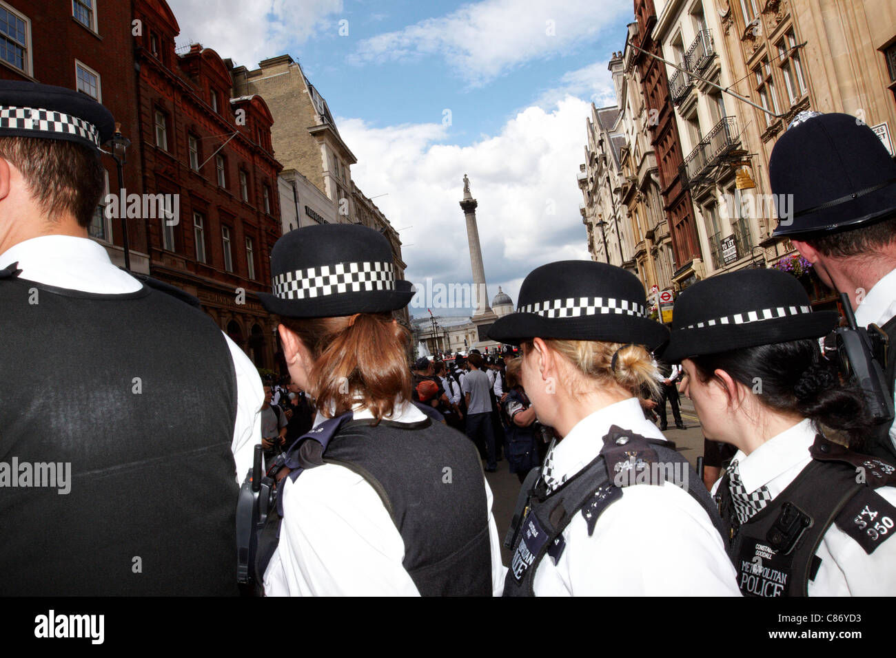 Polizei Wasserkocher eine kleine Gruppe, einige maskiert auf Whitehall nach einer friedlichen J30 union Marsch und machen eine Reihe von Verhaftungen Stockfoto