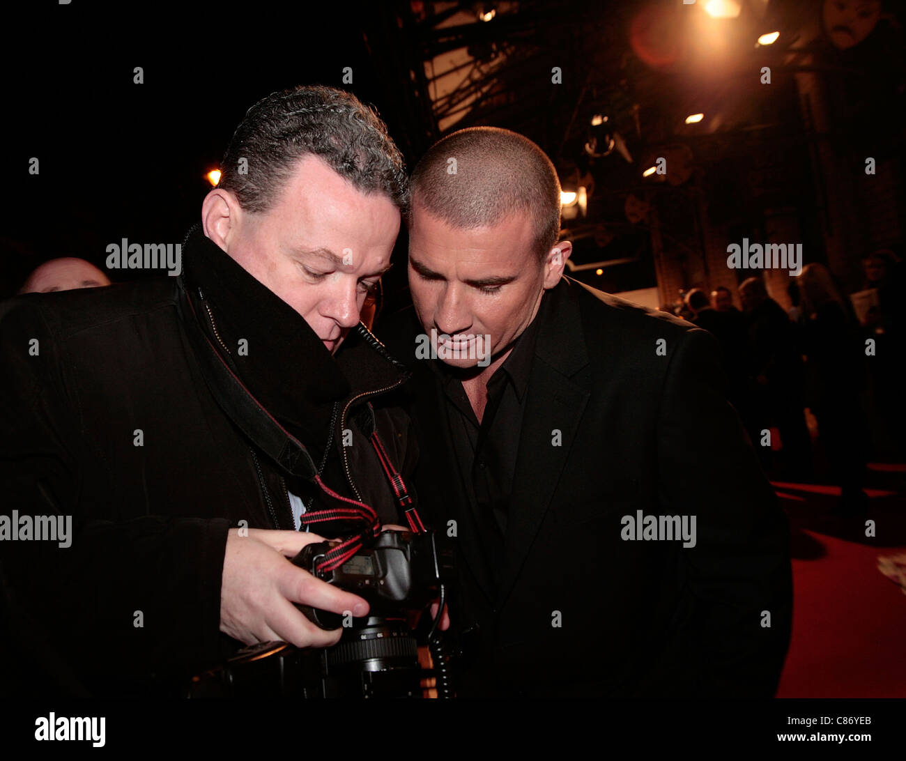 Dominic Purcell mit Fotograf bei den Irish Film and Television Awards DUBLIN, Irland - 17. Februar Stockfoto