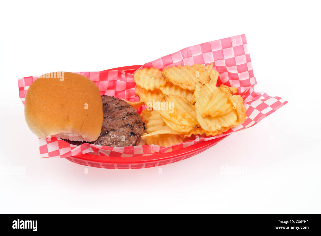 Gegrillte Hamburger mit Brötchen mit Kartoffelchips oder Chips in rot Kunststoff retro Warenkorb auf weißem Hintergrund, isolieren. USA Stockfoto