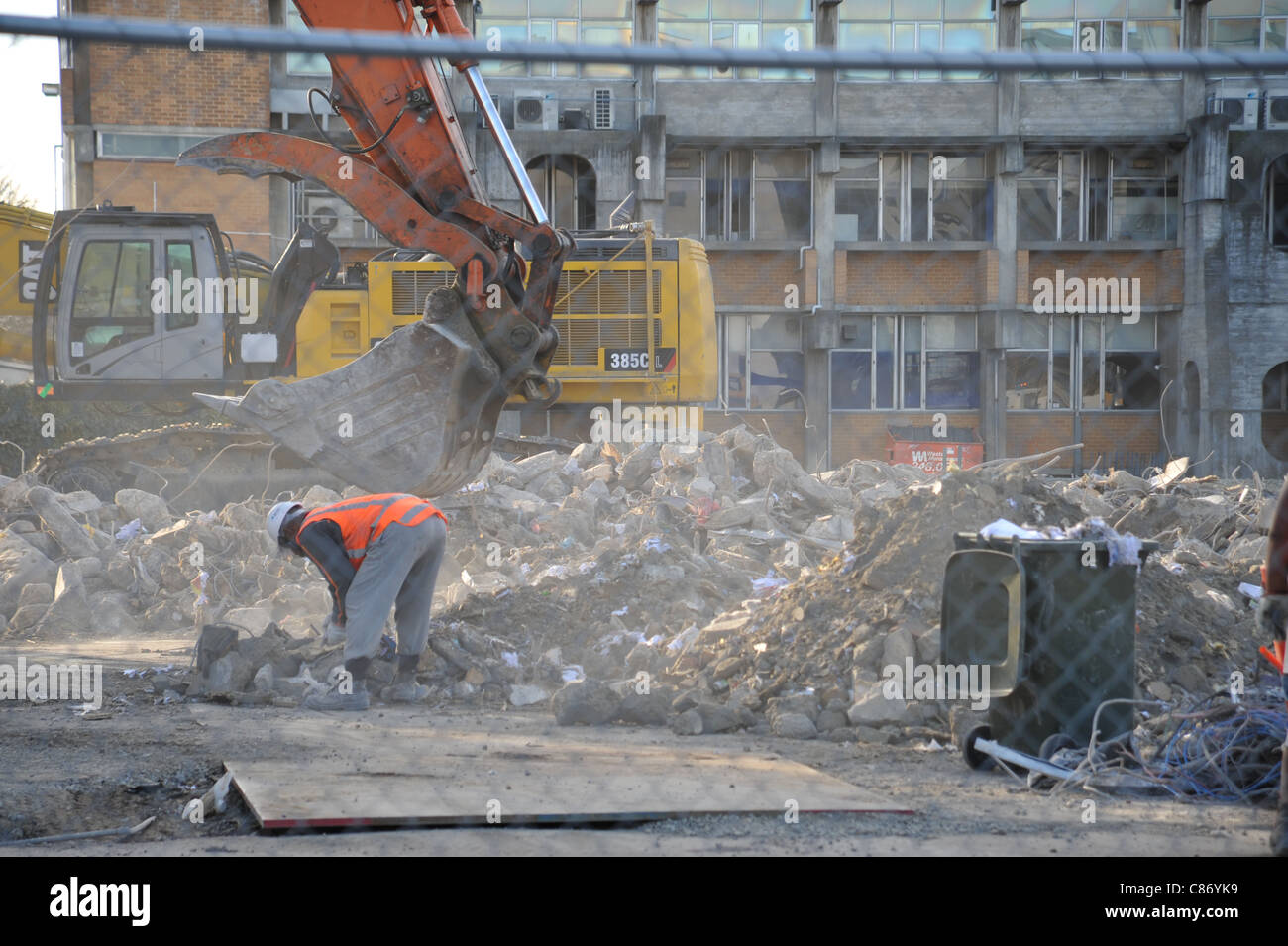 Workman sichtet die Tonnen von Schutt auf der Suche nach Material zu Re-cycle Restaurierungsarbeiten langsam fortschreiten Stockfoto