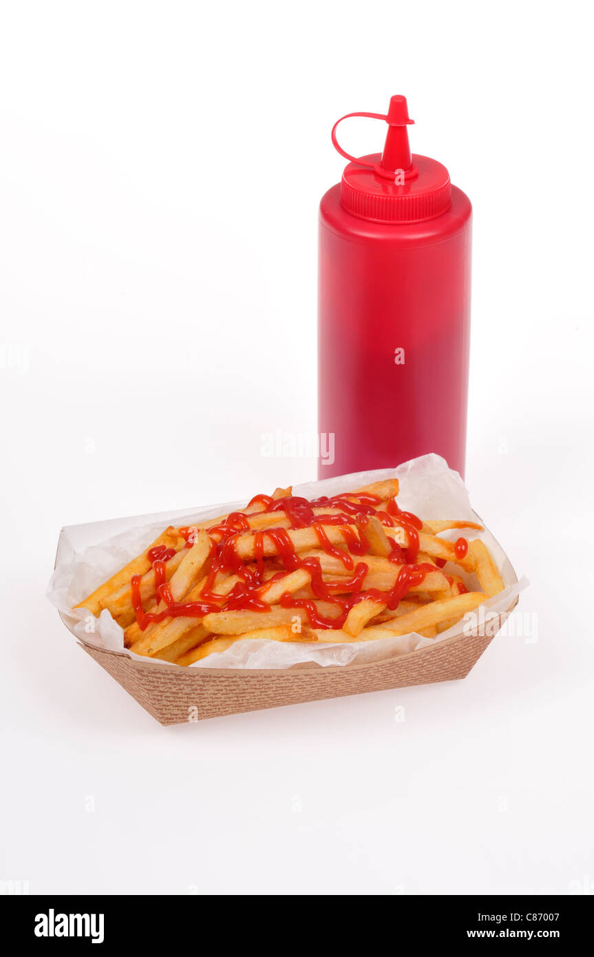 Papierkorb von Pommes Frites mit Ketchup übergießen mit einer Kunststoff roten Ketchup-Flasche auf weißem Hintergrund, ausgeschnitten. Stockfoto