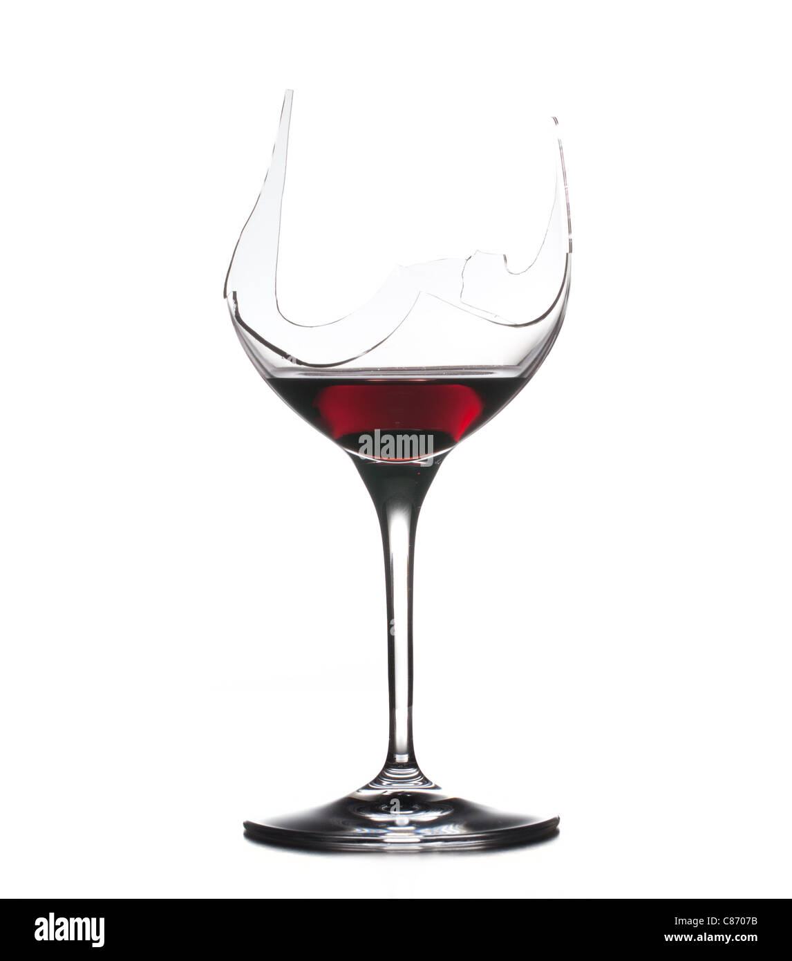 Rotwein in eine gebrochene Glas Wein isoliert gegen weiß Stockfoto