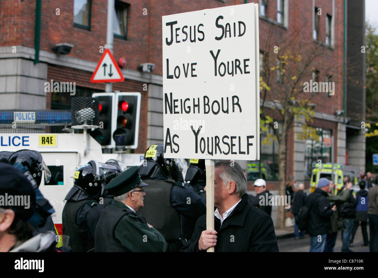 Ein religiöser Demonstrant herein Polizeilinien zwischen Loyalisten und republikanischen Demonstranten auf der Royal Irish Regiment RIR Homecoming Parade in Belfast auf 2. September 2008 in Belfast, Nordirland. Die Parade, die relativ friedlich, war für die Truppen aus dem Irak und Afghanistan zurückkehren Stockfoto