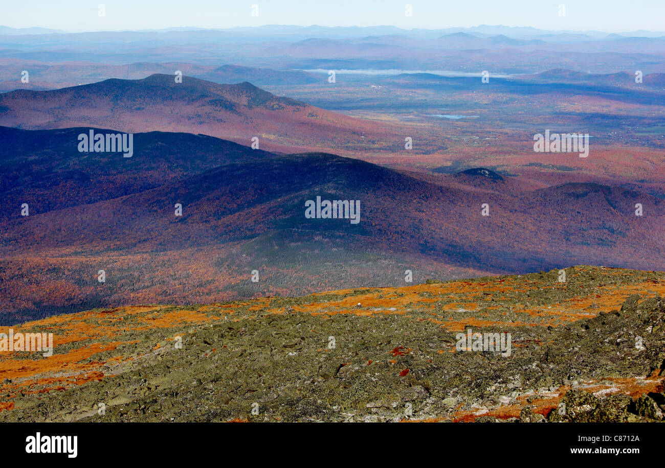 Herbstfarben und die White Mountain National Forest gesehen vom Gipfel des Mt Washington-New-Hampshire Stockfoto