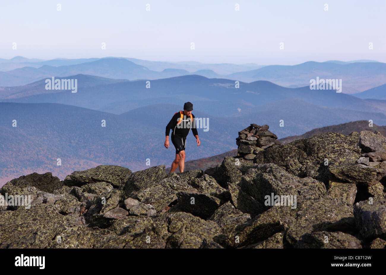 Ein Wanderer nähert sich den Gipfel des Mt Washington im White Mountain Presidential Range, New Hampshire Stockfoto