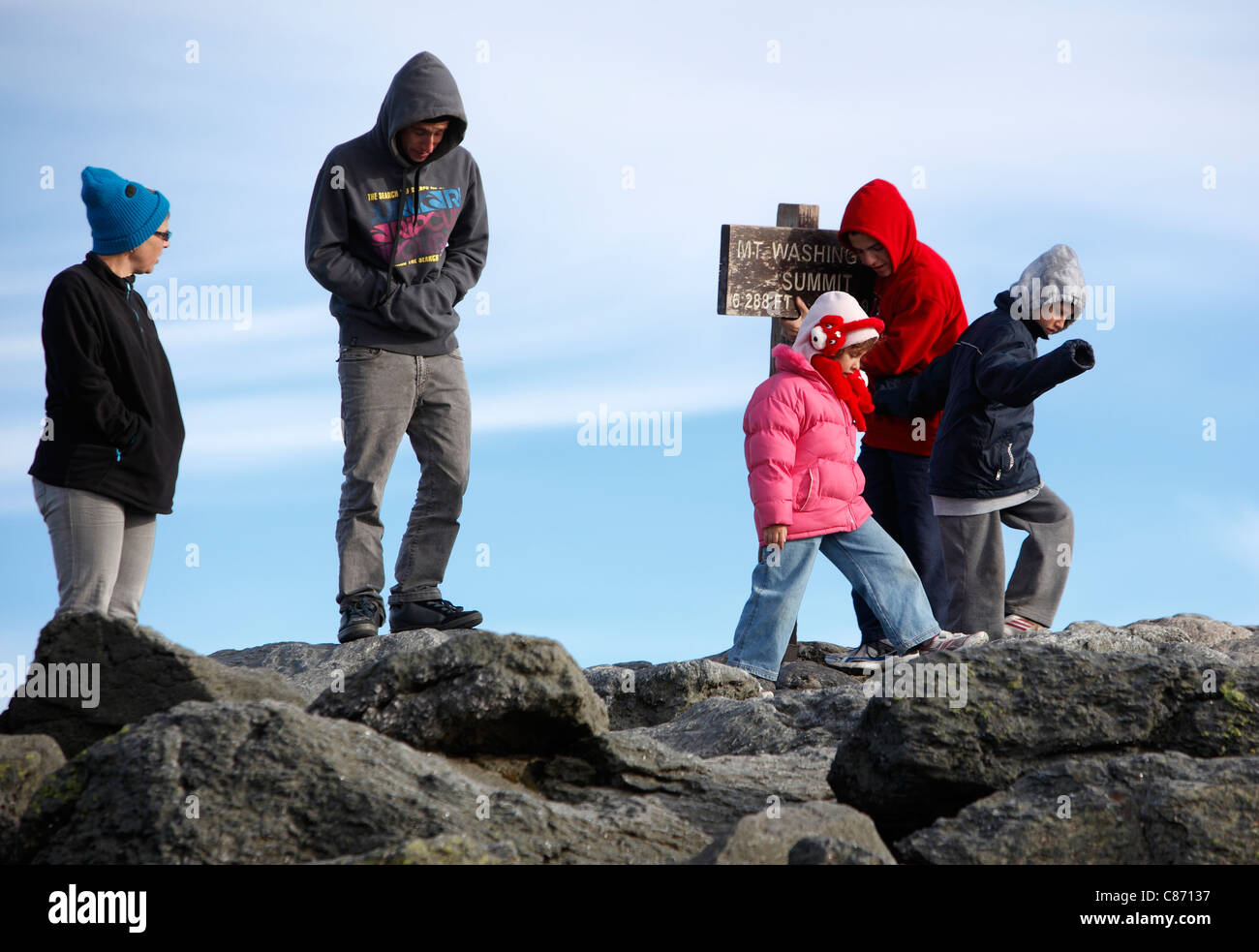 Eine Familie auf dem Gipfel des Mt Washington in New Hampshire Stockfoto