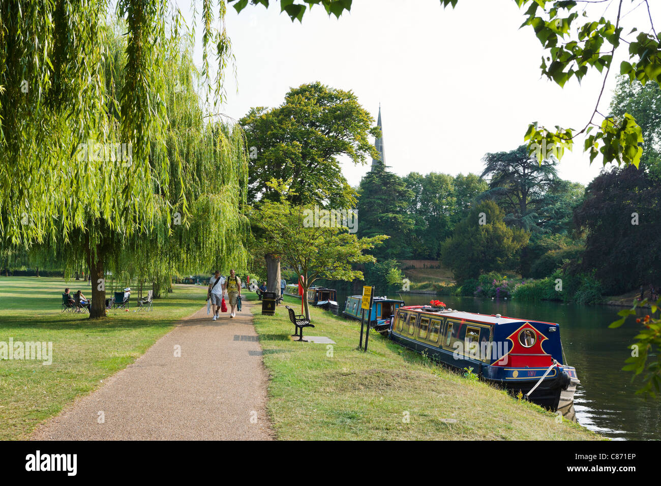 Menschen gehen an den Ufern des Flusses Avon, Stratford Warwickshire, England, UK Stockfoto