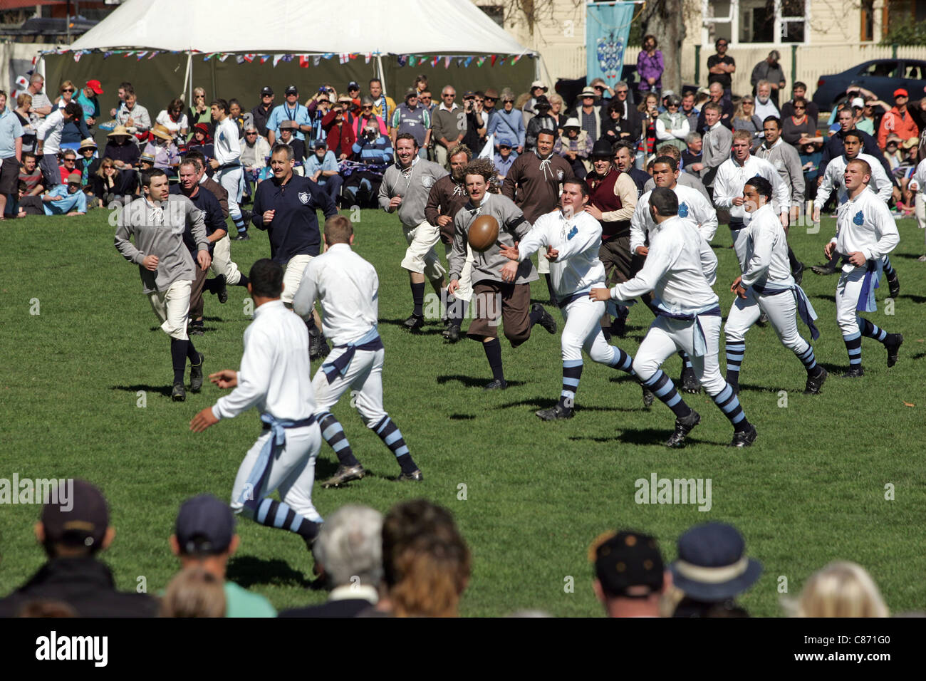 Re-Enactment der erste Rugby-Spiel gespielt in Neuseeland bei Botanics Reserve, Nelson, 1870 - "Stadt" gegen Nelson College Stockfoto