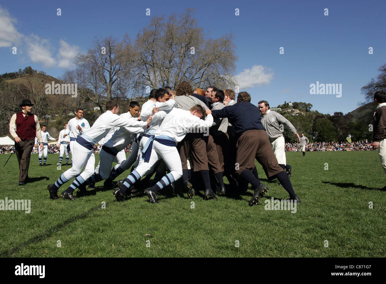 Re-Enactment der erste Rugby-Spiel gespielt in Neuseeland bei Botanics Reserve, Nelson, 1870 - "Stadt" gegen Nelson College Stockfoto
