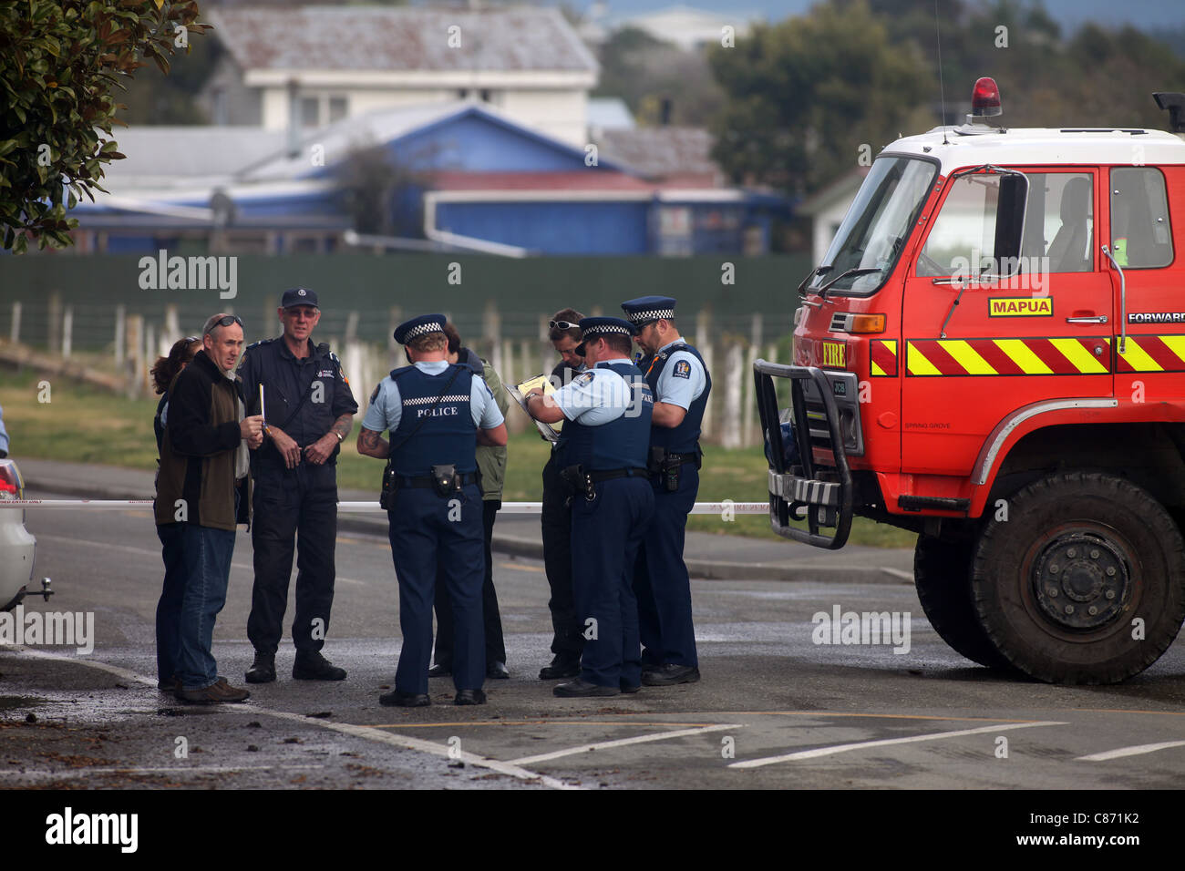 Feuerwehr und Polizei Personal auf der Bühne ein verdächtiger Feuer an Mapua Touch das Meeresaquarium, Nelson, Neuseeland Stockfoto