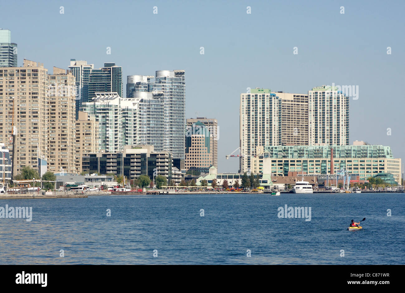 Mann in einem Kajak paddeln entlang der Toronto Harbour Front mit moderne Skyline von Toronto im Hintergrund Stockfoto