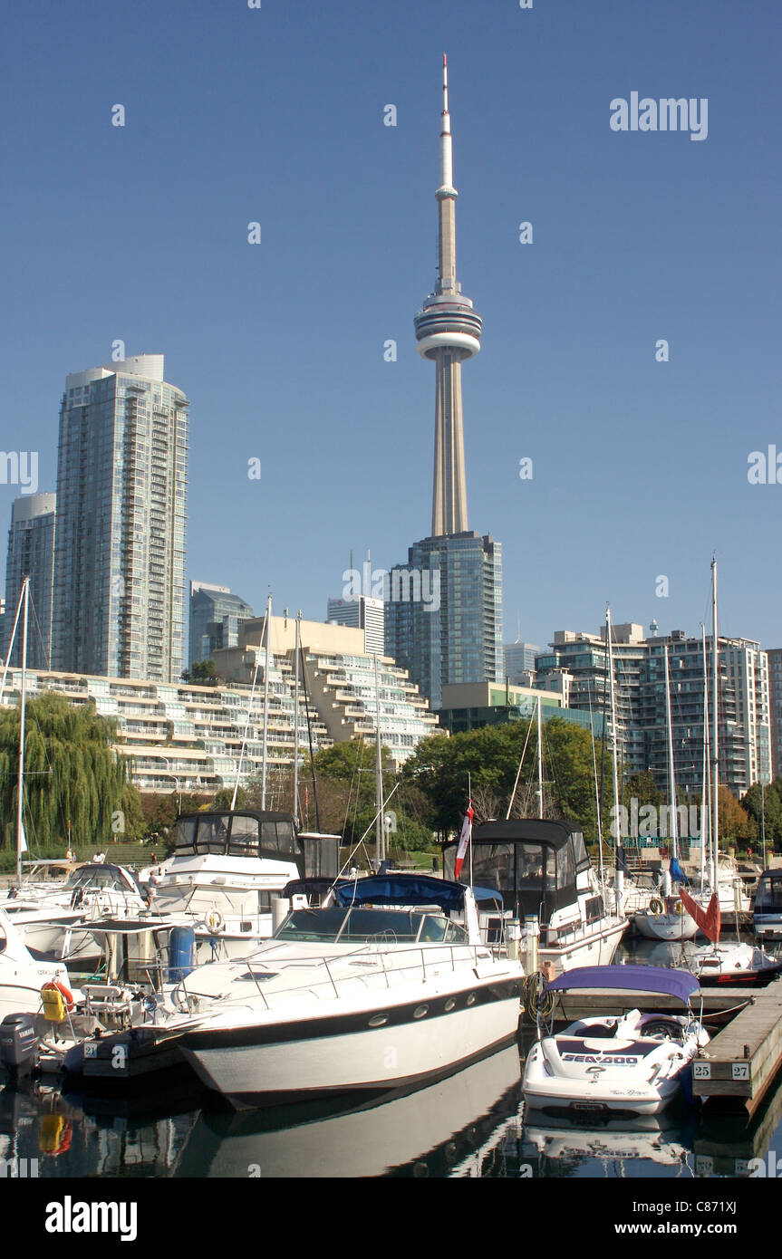 Der CN Tower über der Marina entlang Toronto Harbour Front gesehen Stockfoto