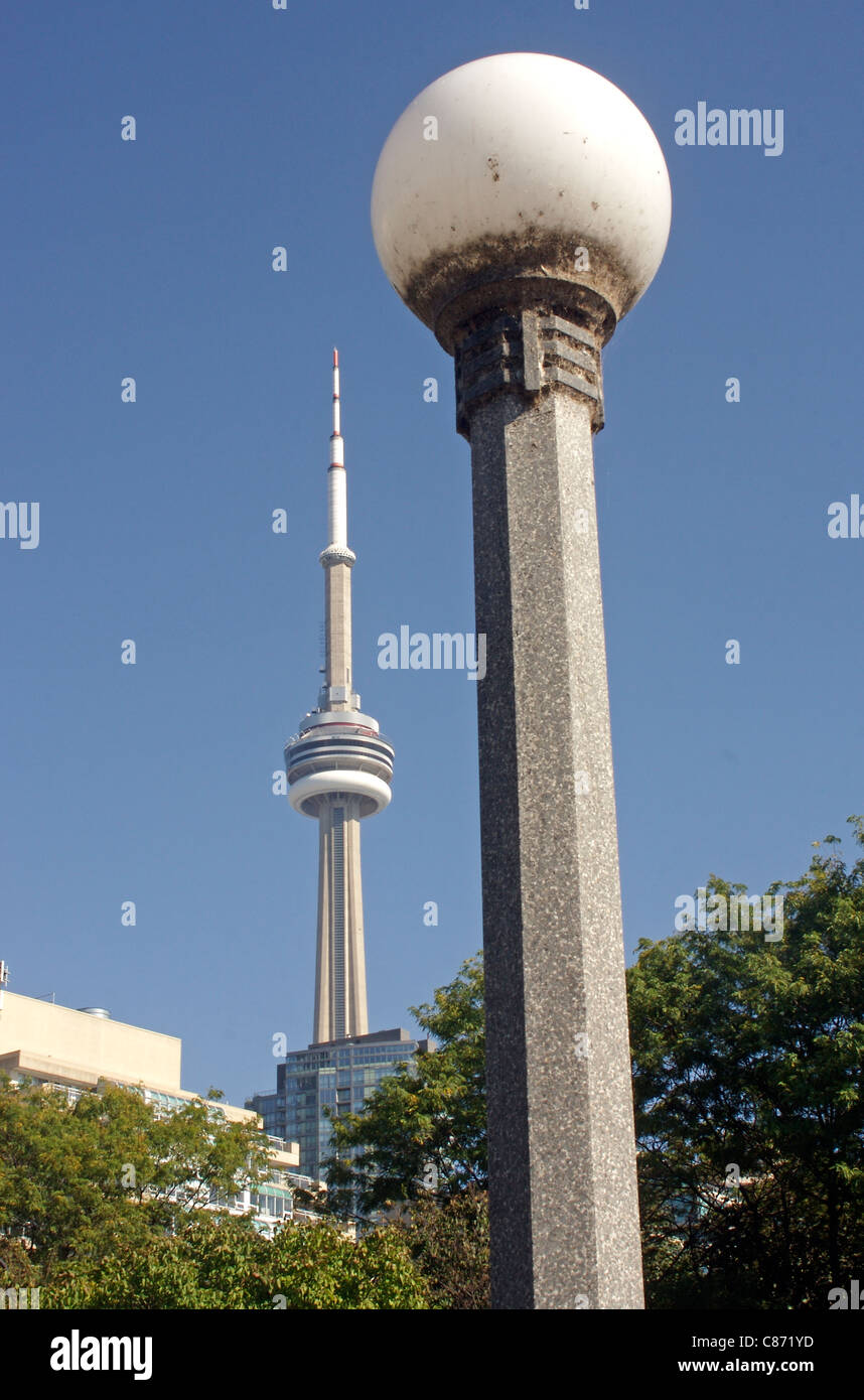 Laternenpfahl entlang Toronto Harbour Front mit dem CV-Tower im Hintergrund Stockfoto