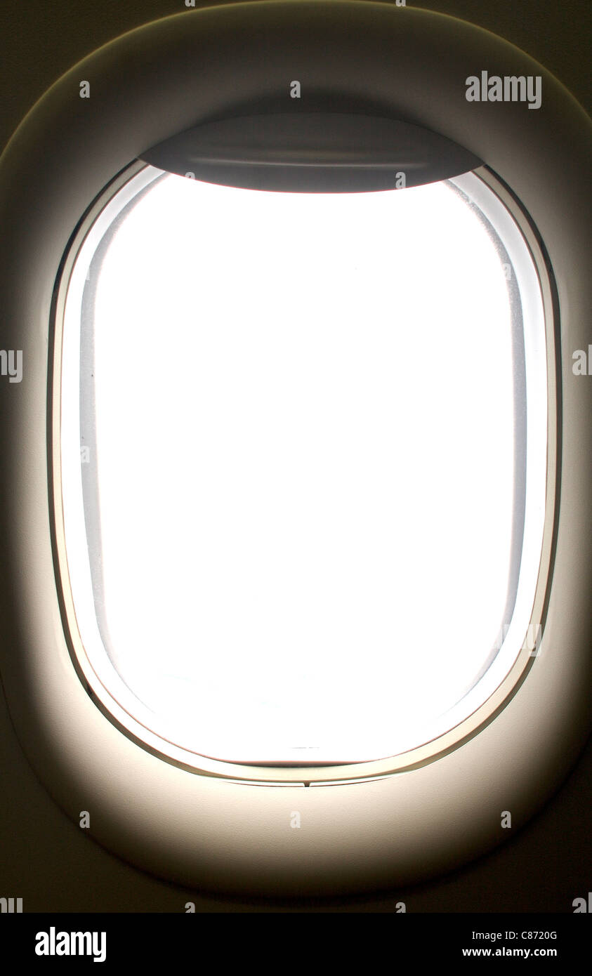 Helles Licht, das durch die Fenster im Flugzeug Stockfoto