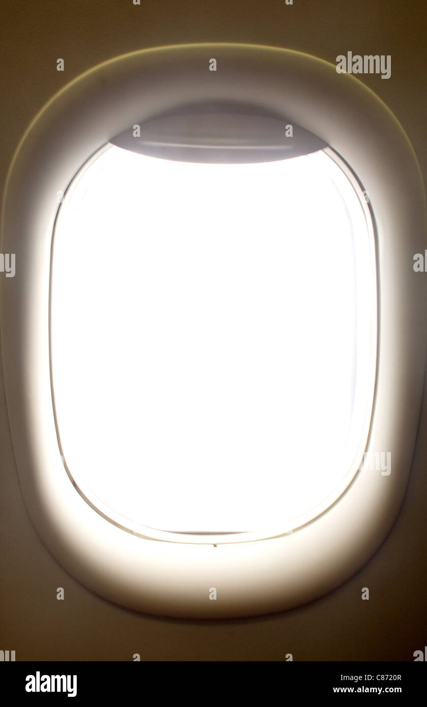 Helles Licht, das durch die Fenster im Flugzeug Stockfoto