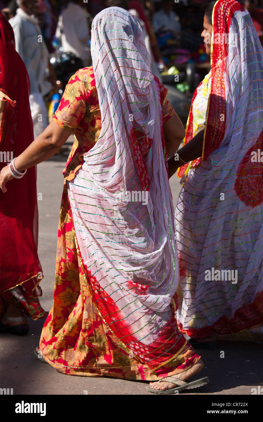 Indische Frauen einkaufen, Straßenszene am Markt Sardar Girdikot, Jodhpur, Rajasthan, Nordindien Stockfoto