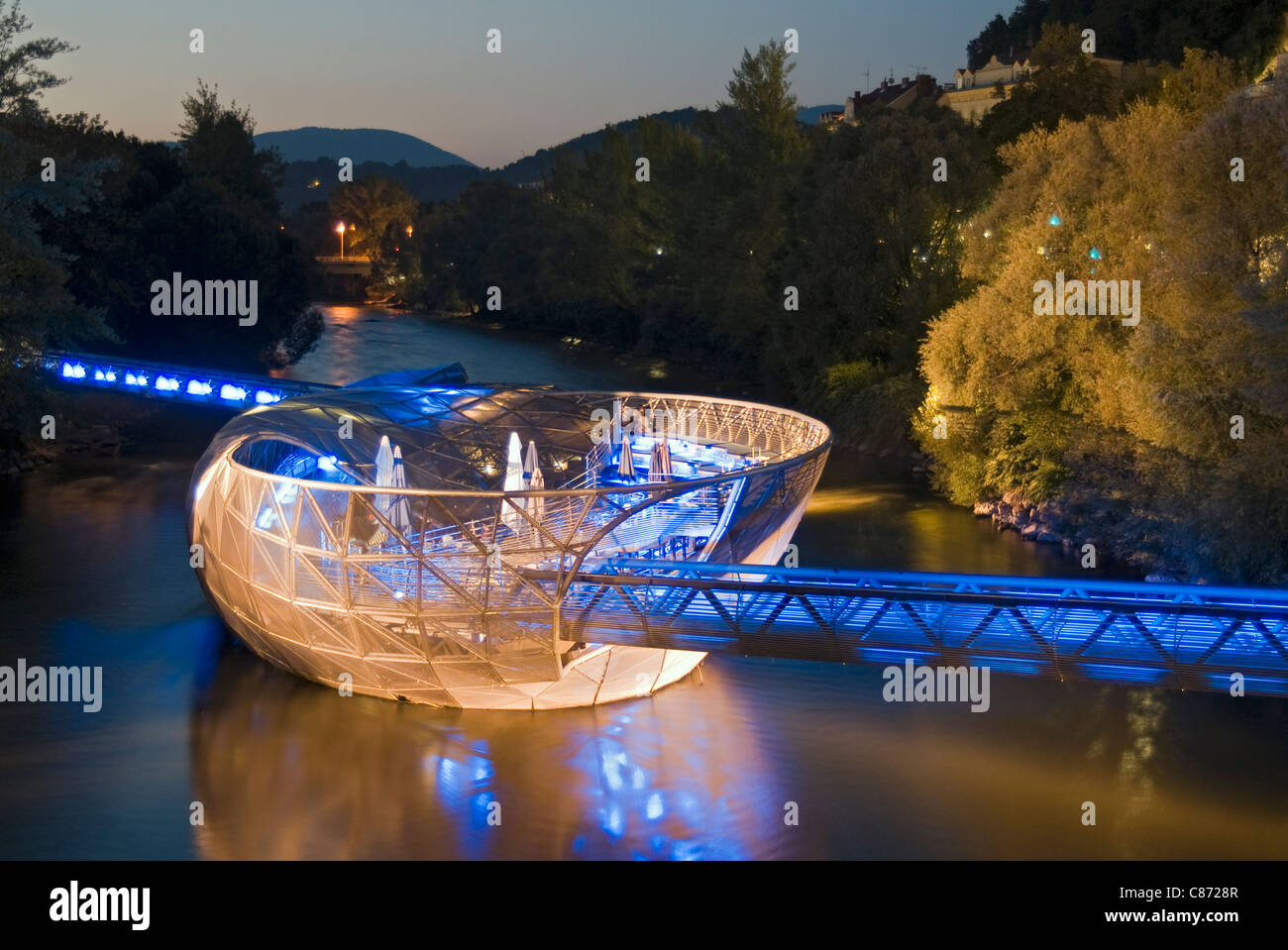 Futuristische Murinsel - künstlichen Insel im Fluss Mur - entworfen von Architekt Vito Acconci, Graz, Steiermark (Österreich) Stockfoto